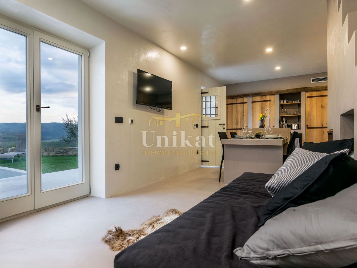 Casa in pietra con vista sulla natura